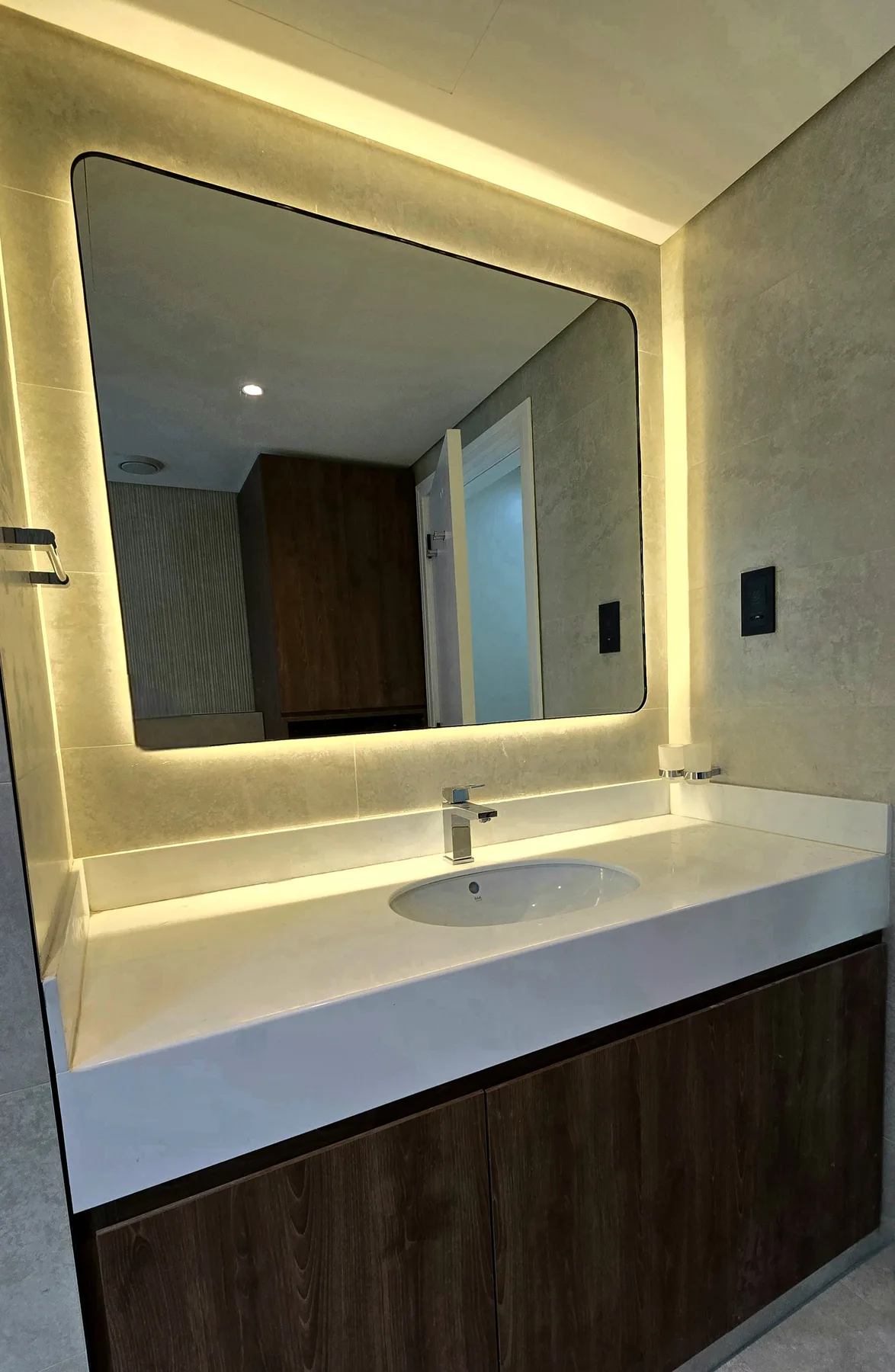 JLT apartment, gallery shot 3.